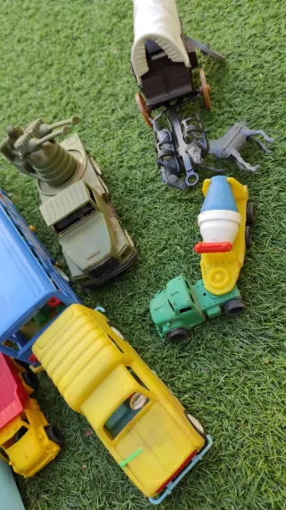 Lote de coches y camiones de plástico
