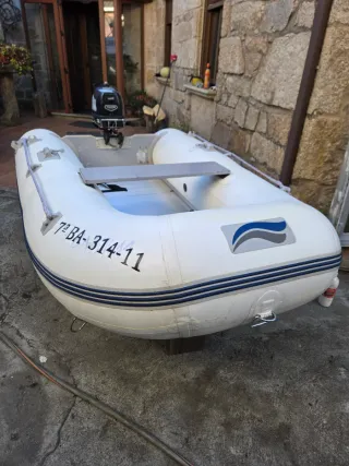 Semirrígida neumática con motor Tohatsu de 4 cv 4t