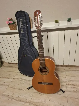 Guitarra Clásica Ritter con Funda y Soporte
