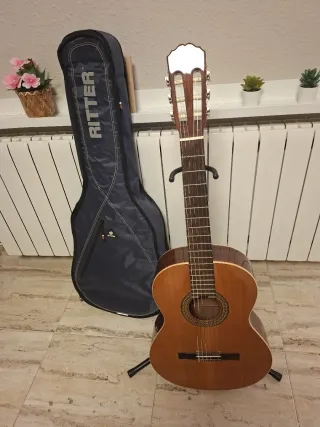 Guitarra Clásica Ritter con Funda y Soporte