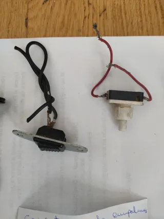 Lote d conectores , interruptores, micrófono , etc