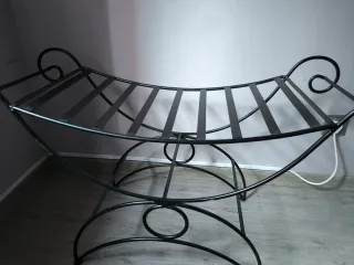 Banco de hierro forjado con asiento blanco polipie