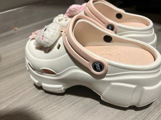 Crocs zuecos suela gruesa rosa y blanco