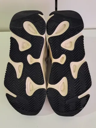 Zapatillas grises y blancas talla 43