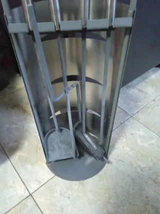 Set de herramientas para chimenea está nuevo