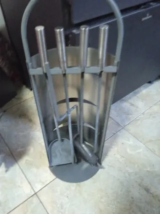 Set de herramientas para chimenea está nuevo