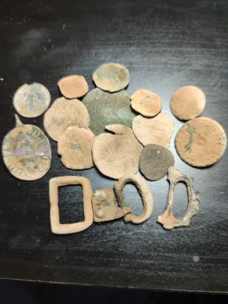 Lote de monedas y hebillas antiguas