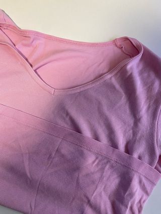 Camiseta rosa cuello pico