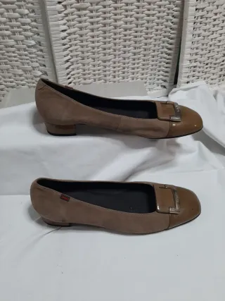 Zapatos de tacón beige y marrón con hebilla