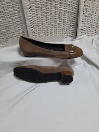 Zapatos de tacón beige y marrón con hebilla