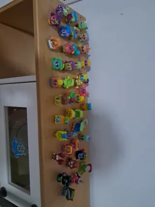 Lote de figuritas coleccionables