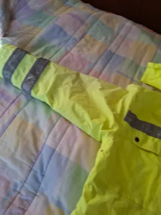 Chaqueta fluorescente con reflectantes