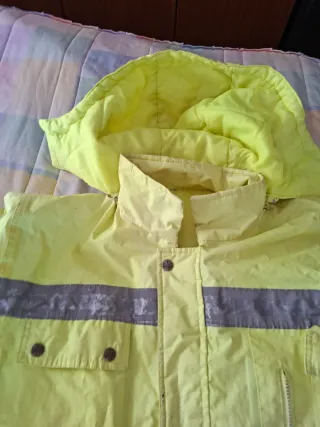 Chaqueta fluorescente con reflectantes