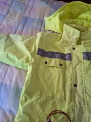 Chaqueta fluorescente con reflectantes