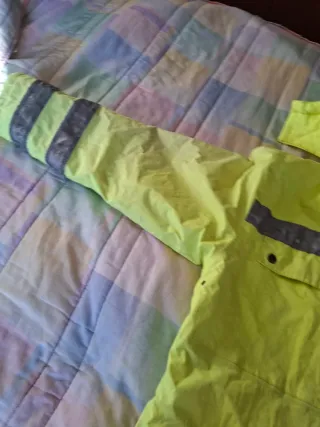 Chaqueta fluorescente con reflectantes