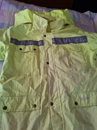 Chaqueta fluorescente con reflectantes