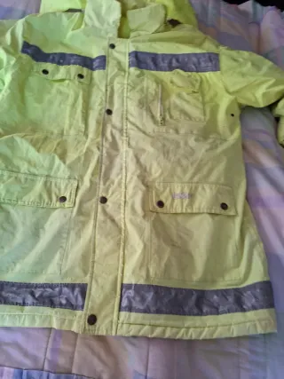 Chaqueta fluorescente con reflectantes