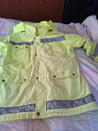 Chaqueta fluorescente con reflectantes