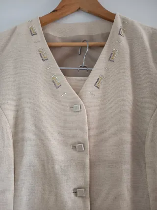 Traje de falda beige con adornos