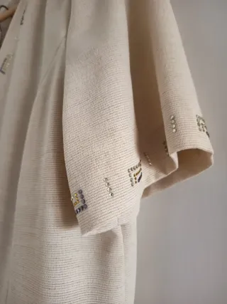 Traje de falda beige con adornos