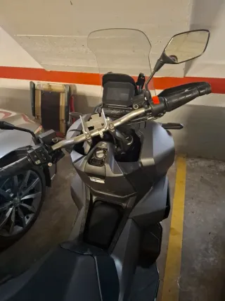 Honda ADV 350 gris - Maxiscooter