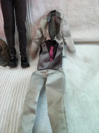 Muñeco Ken Barbie con 2 trajes