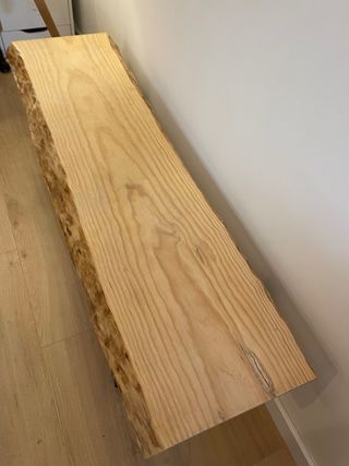 Banco de madera rústico con patas negras