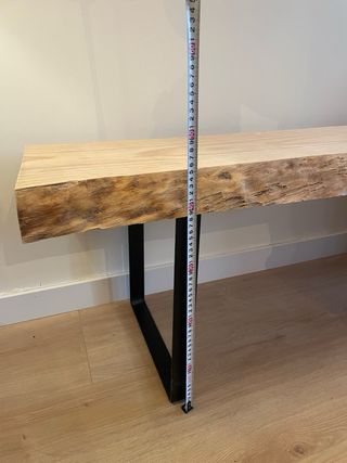 Banco de madera rústico con patas negras