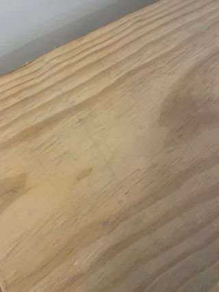 Banco de madera rústico con patas negras