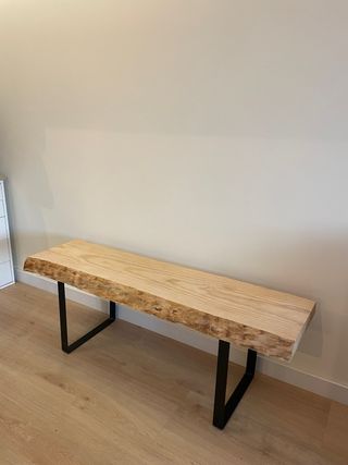 Banco de madera rústico con patas negras