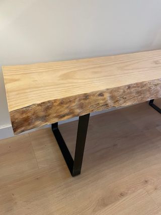 Banco de madera rústico con patas negras