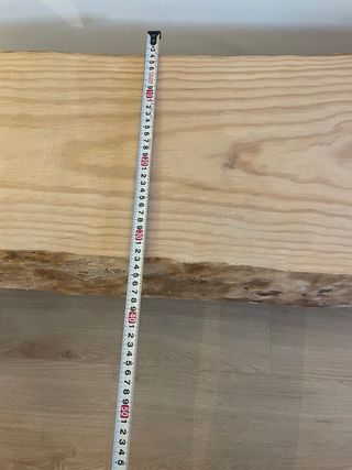 Banco de madera rústico con patas negras