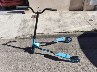 Patineta azul con ruedas