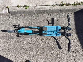 Patineta azul con ruedas