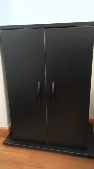 Mueble negro con puertas abatibles