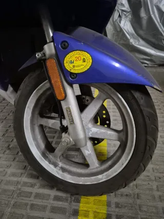 Yamaha JogRR Scooter Azul y Negro