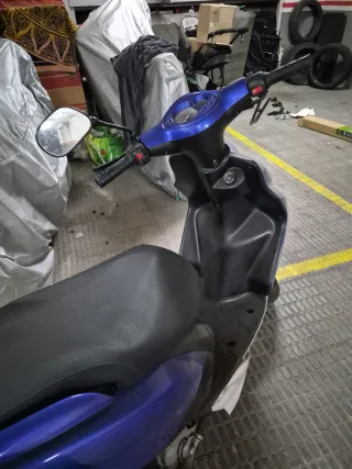 Yamaha JogRR Scooter Azul y Negro