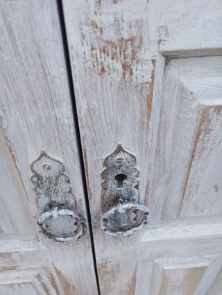 Aparador de madera blanco y marrón