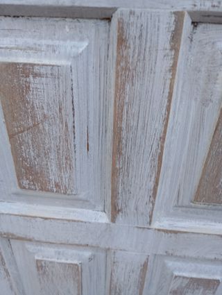 Aparador de madera blanco y marrón