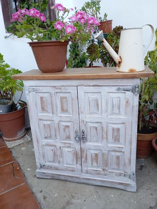 Aparador de madera blanco y marrón