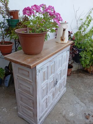 Aparador de madera blanco y marrón