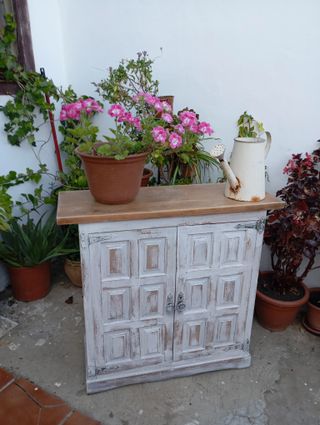 Aparador de madera blanco y marrón