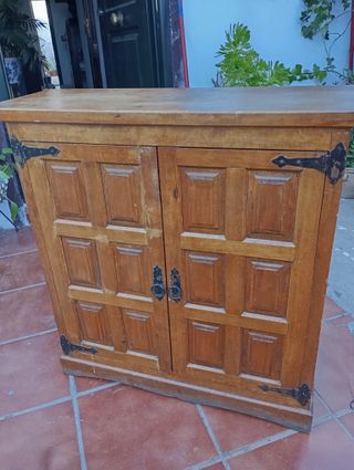 Aparador de madera blanco y marrón