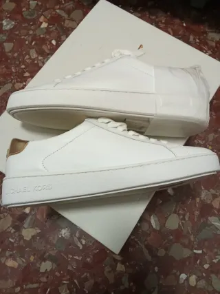 Zapatillas Michael Kors Blancas y Doradas