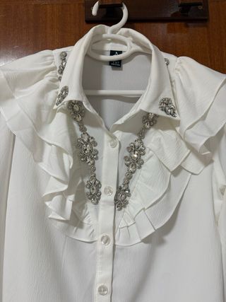 Blusa blanca con pedrería