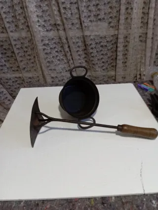 Herramienta antigua y cubo metálico