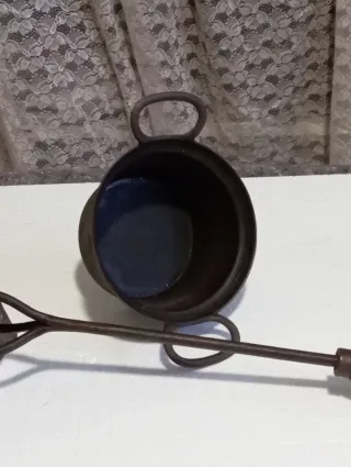 Herramienta antigua y cubo metálico