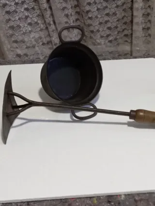 Herramienta antigua y cubo metálico