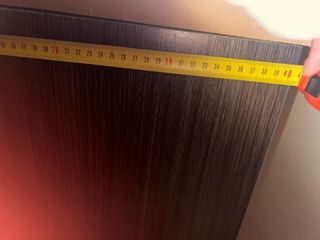 Cómoda de madera oscura con tiradores plateados