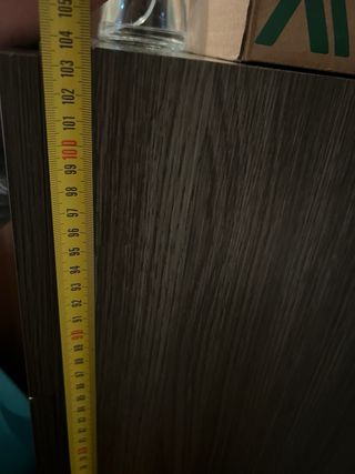 Cómoda de madera oscura con tiradores plateados